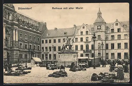 AK Düsseldorf, Rathaus mit alter Markt, Händler am Denkmal