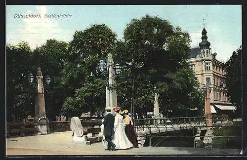 AK Düsseldorf, Bastionbrücke mit Passanten