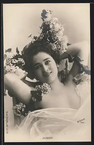 AK Schauspielerin Juniori mit Blumen