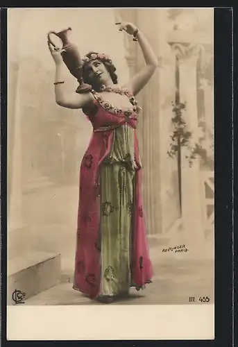 Foto-AK Atelier Reutlinger, Paris: Elegante Dame trägt eine Amphore auf der Schulter