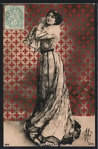 Foto-AK Atelier Reutlinger, Paris, Schauspielerin De Laspada in langem Kleid mit Stickerei