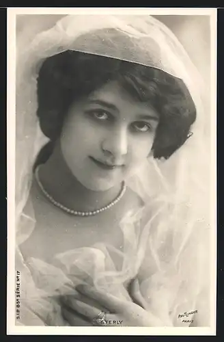 Foto-AK Atelier Reutlinger, Paris: Schauspielerin Sterly mit Perlenkette und Tüll