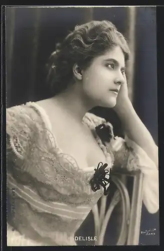 Foto-AK Atelier Reutlinger, Paris: Schauspielerin Delisle mit aufgestütztem Kopf im Spitzenkleid
