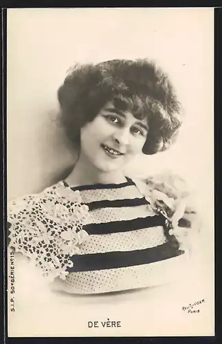 Foto-AK Atelier Reutlinger, Paris, Schauspielerin De Vere im gestreiften Oberteil mit Spitzenschultern