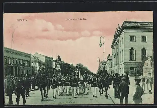 AK Berlin, Unter den Linden mit Soldaten