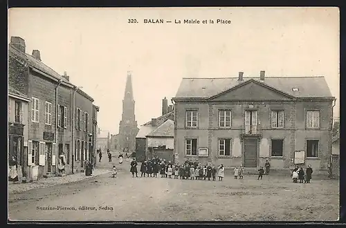 AK Balan, la Mairie et la Place