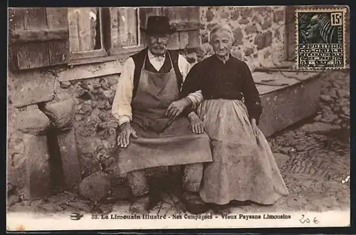 AK französisches Bauernpaar sitzt vor dem Haus
