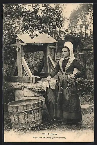 AK Poitou-Charentes, Paysanne de Lezay, Frau in Tracht am Brunnen
