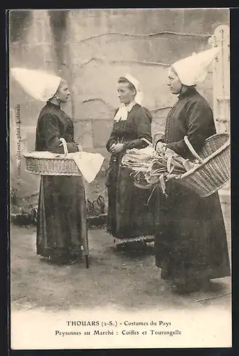 AK Thouars, Costumes du Pays, Paysannes au Marché, Coiffes et Tourangelle