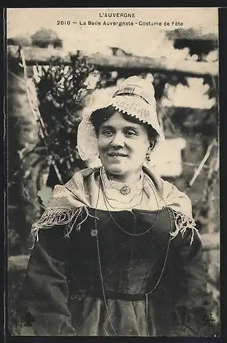 AK Auvergne, la Belle Auvergnate, Costume de Fete