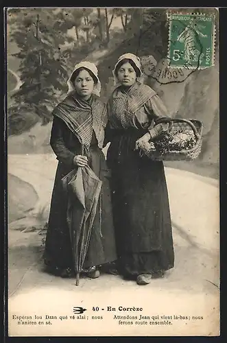 AK Zwei Frauen in der Tracht aus dem Limousin mit Regenschirm und Korb auf der Strasse