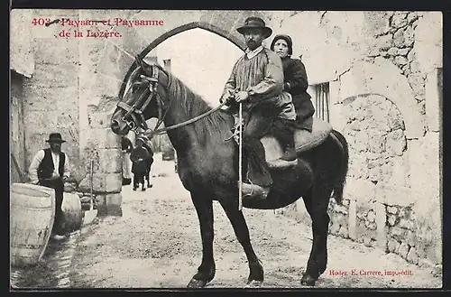 AK Paysan et Paysanne de la Lozère auf einem Pferd, Languedoc-Roussillon