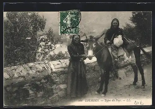 AK Les Pyrénées, Scènes et Types, Femmes du Pays allant au Marché, Alte Frauen mit einem Maultier