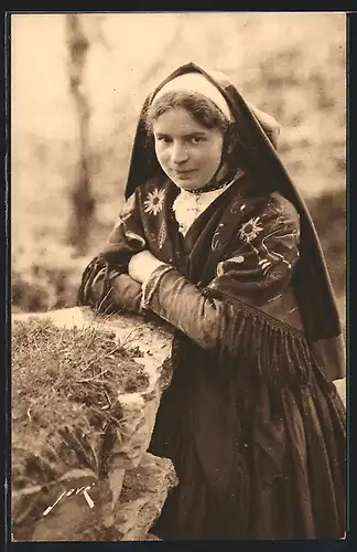 AK Les Pyrénées, Fräulein in traditioneller Tracht