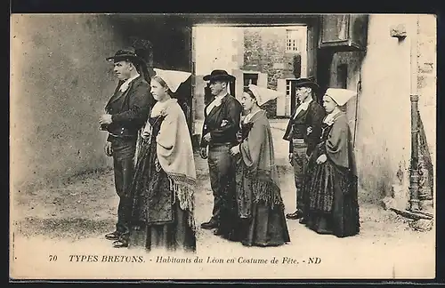 AK Bretagne, Habitants du Léon en Costume de Fete