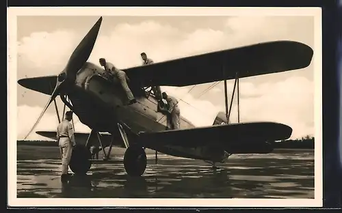 AK Unsere Luftwaffe, Startvorbereitungen am Flugzeug