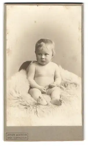 Fotografie Atelier Wertheim, Berlin, Rosenthalerstr., Kleinkind in abwartender Stimmung auf einem weissen Pelz
