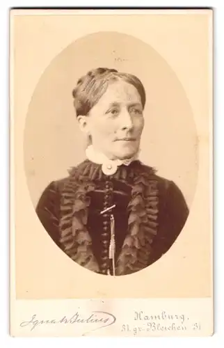Fotografie Ignatz Julius, Hamburg, Grosse Bleichen 31, Ältere Dame mit zurückgesteckter Frisur und Rüschenkragen