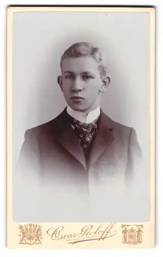 Fotografie Oscar Roloff, Berlin S.W., Jerusalemer-Str. 59, Jugendlicher Knabe mit leichten Segelohren im schicken Anzug