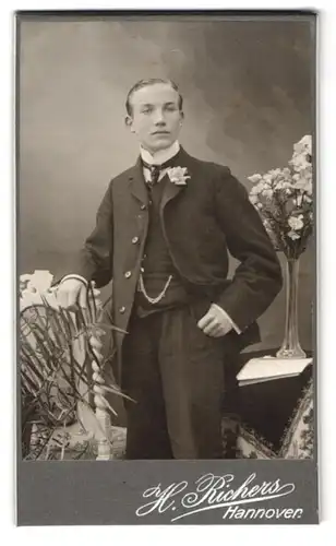 Fotografie H. Richter, Hannover, Cellerstrasse 146, Elegant gekleideter Knabe im Anzug mit Ansteckrose und Taschenuhr