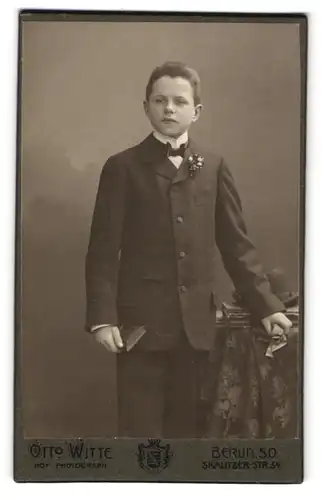 Fotografie Otto Witte, Berlin S. O., Skalitzer-Str. 54, Junge im feinen Anzug mit angestecktem Bouquet und Fliege