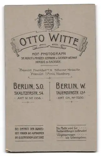 Fotografie Otto Witte, Berlin S. O., Skalitzer-Str. 54, Junge im feinen Anzug mit angestecktem Bouquet und Fliege