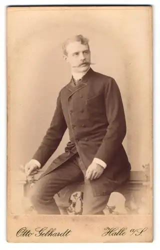 Fotografie Otto Gebhardt, Halle a. S., Ullrichstr. 11, Junger Mann in gestellter Haltung mit imposantem Schnurrbart
