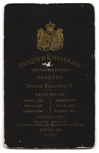 Fotografie Benque & Kindermann, Hamburg, Grosse Bleichen 30, Knabe mit stoischem Blick in feiner Sonntagsgarderobe