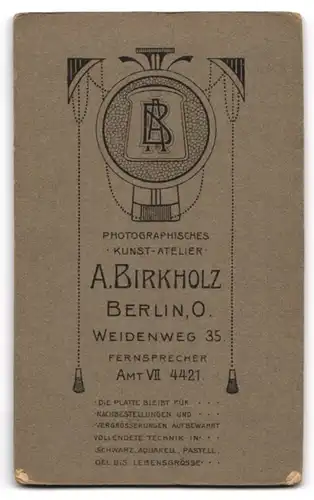 Fotografie A. Birkholz, Berlin O., Weidenweg 35, Kleines Baby mit erstauntem Blick und geballten Fäusten im weiten Kleid