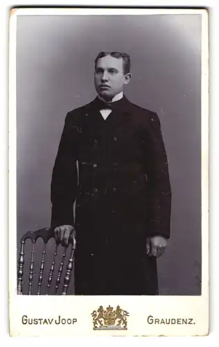 Fotografie Gustav Joop, Graudenz, Grabenstr. 26, Junger Mann in langem Mantel mit prominentem Mittelscheitel