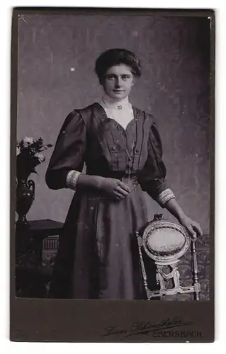 Fotografie Louis Schindhelm, Ebersbach, Junge Frau mit hochgestecktem Haar im Kleid mit Puffärmeln