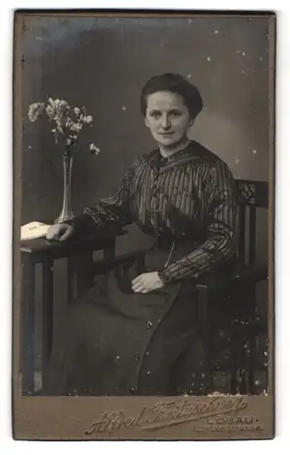 Fotografie Alfred Fritzsching, Löbau, Gartenstrasse, Bürgerliche Dame in längsgestreifter, luftiger Bluse