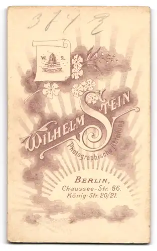 Fotografie Wilhelm Stein, Berlin, Chausseestr. 65, Bürgerliche Dame mit elegantem Kleid und extravaganter Kopfbedeckung