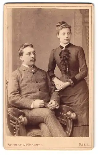 Fotografie Schmidt & Wegener, Kiel, Dänische Strasse 35, Bürgerliches Ehepaar, sie mit schwarzem Rüschenkragen