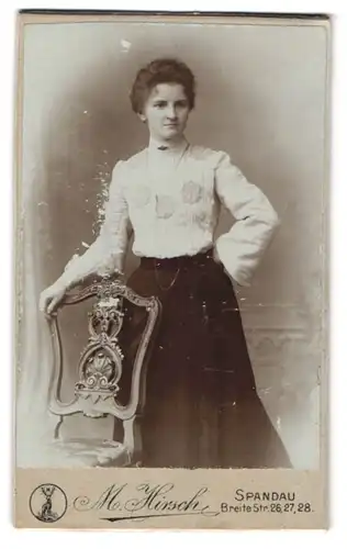 Fotografie M. Hirsch, Spandau, Breite Str. 26-28, Junge Frau in weisser Bluse mit floraler Bestickung auf der Brust