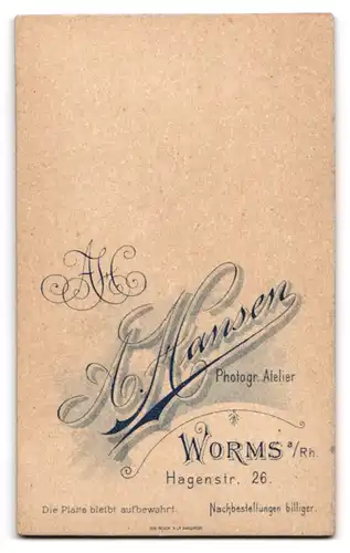 Fotografie A. Hansen, Worms a. Rh., Hagenstr. 26, Junge Dame im eleganten Kleid mit filigraner Verzierung über der Brust