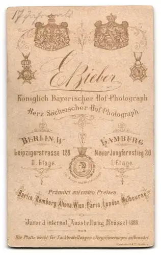 Fotografie E. Bieber, Berlin W., Leipzigerstr. 128, Mädchen im eleganten schwarzen Kleid mit Zierkragen und Puffärmeln