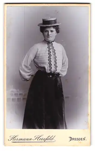 Fotografie Hermann Herzfeld, Dresden, Altmarkt, Junge Dame in sommerlicher Ausgehkleidung mit einem Strohhut