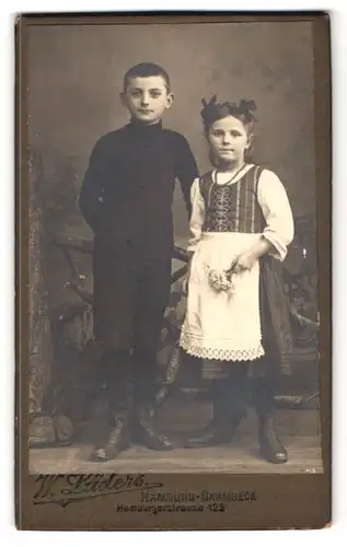 Fotografie W. Lüders, Hamburg-Barmbeck, Hamburgerstrasse 129, Zwei Geschwisterkinder, der Bruder ganz in schwarz