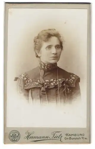Fotografie Hermann Tietz, Hamburg, Gr. Burstah 12 /14, Junge Frau im Kleid mit verzierter Schulter- und Kragenpartie