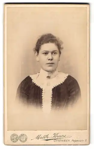 Fotografie Matth. Kruse, Ottensen, Papenstr. 7, Junge Dame mit lockigem Haar im Kleid mit vertikalen Zierfalten