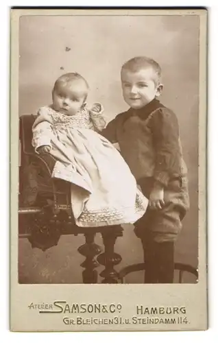 Fotografie Atelier Samson & Co., Hamburg, Steindamm 114, Kleinkind im langen Kleid mit etwas älterem Bruder