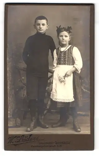 Fotografie W. Lüders, Hamburg-Barmbeck, Hamburgerstrasse 129, Knabe im schwarzen Rollkragen mit seiner kleinen Schwester
