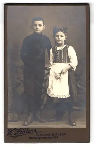 Fotografie W. Lüders, Hamburg-Barmbeck, Hamburgerstrasse 129, Kleines Mädchen mit Schleifen im Haar mit ihrem Bruder