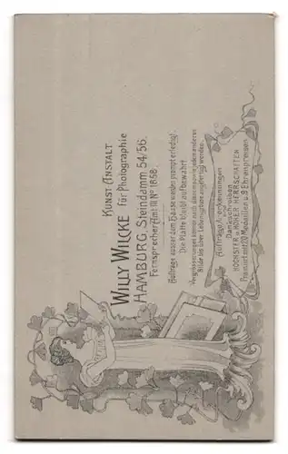 Fotografie Willy Wilcke, Hamburg, Steindamm 54 /56, Bürgerliches Ehepaar in Sonntagsgarderobe einander zugewandt