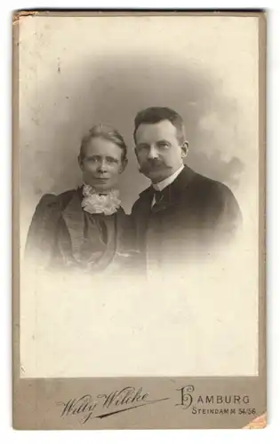 Fotografie W. Wilcke, Hamburg, Steindamm 54 /56, Frau im eleganten Kleid mit Rüschenkragen mit ihrem Mann