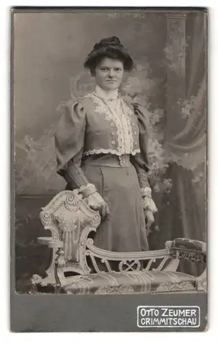 Fotografie Otto Zeumer, Crimmitschau, Jacobsgasse 14, Junge Dame mit hochgestecktem Haar im Kleid mit verzierter Brust