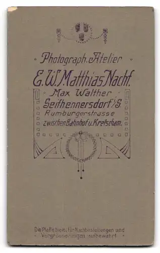 Fotografie E. W. Matthias, Seifhennersdorf i. S., Rumburgerstrasse, Jugendlicher Knabe in Sonntagsgarderobe mit Buch