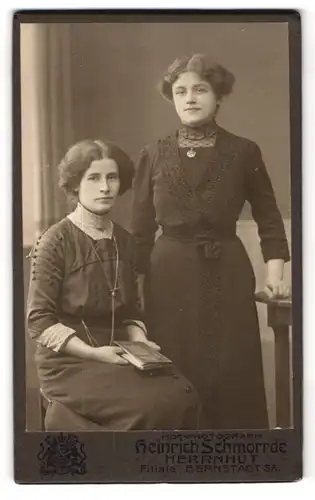 Fotografie Heinrich Schmorrde, Herrnhut, Junge Dame im eleganten schwarzen Kleid und schicker Kette mit ihrer Schwester
