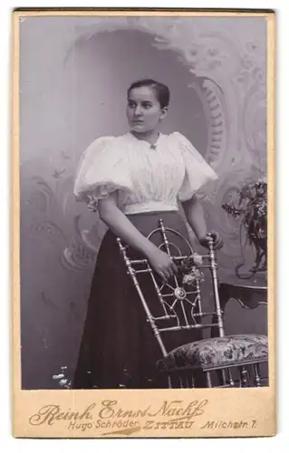 Fotografie Reinh. Ernst, Zittau, Milchstr. 7, Junge Dame im gepunkteter weisser Bluse mit kurzen Puffärmeln